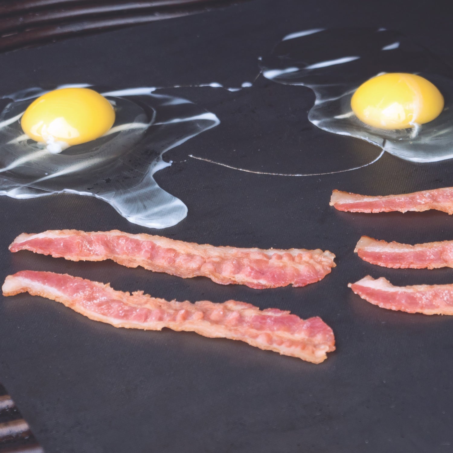 https://www.oceansales.us/cdn/shop/products/Miracle-Grill-Mat-Bacon-and-Eggs-on-Barbeque.jpg?v=1675896141&width=5330